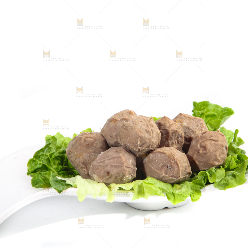 白底上放着一盘手工牛肉丸