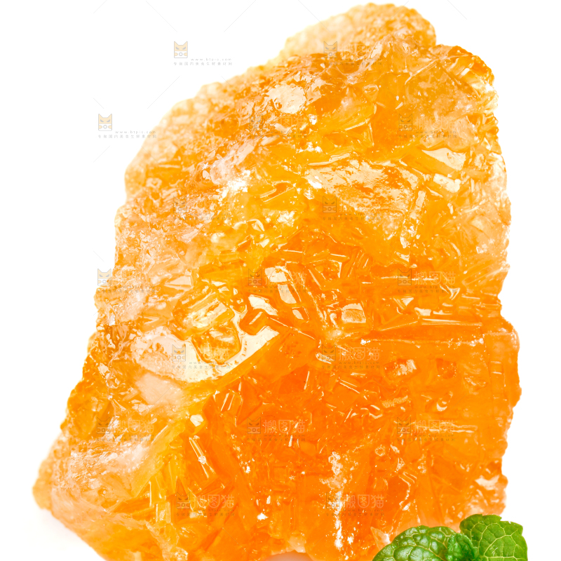 白底上摆放着黄糖块