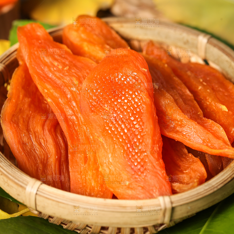 木底上放着一篮红薯干