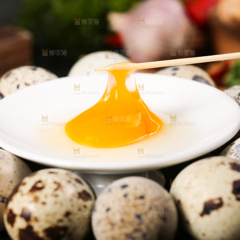 深底上的鹌鹑蛋