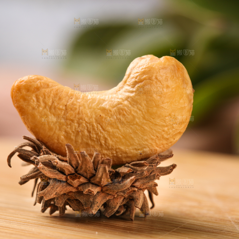 木底上剥皮的腰果