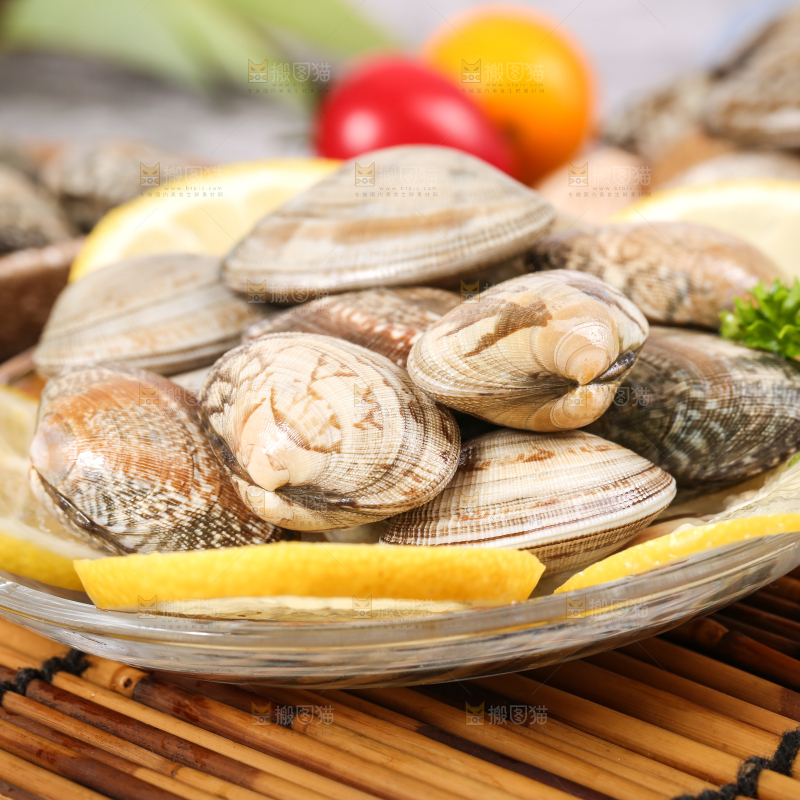 木排上放着一盘花甲