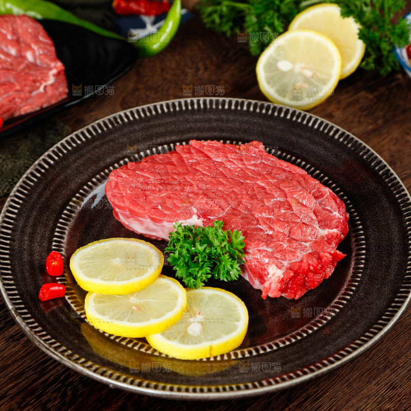 木底上放着一盘鲜牛肉
