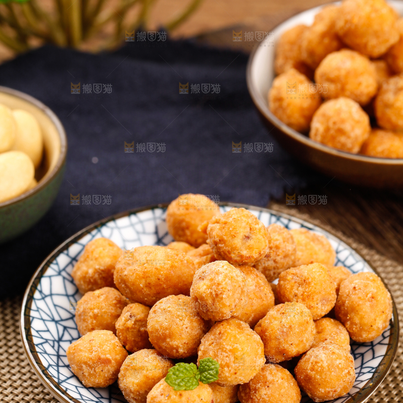 碟子里放着多味花生豆