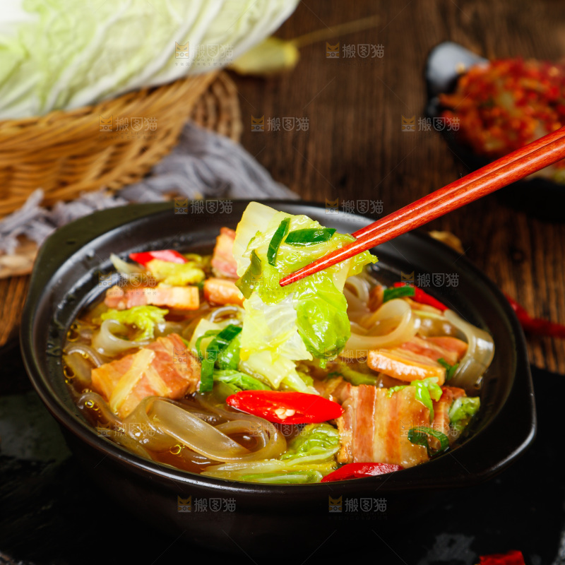 黑石板上放着一锅猪肉炖粉条