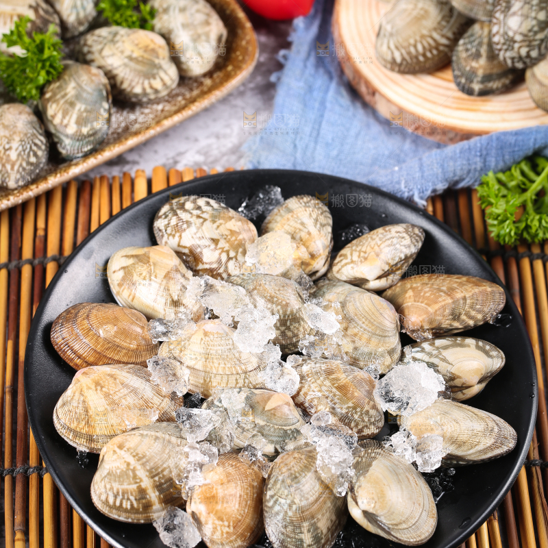 木排上放着一盘冰镇花甲