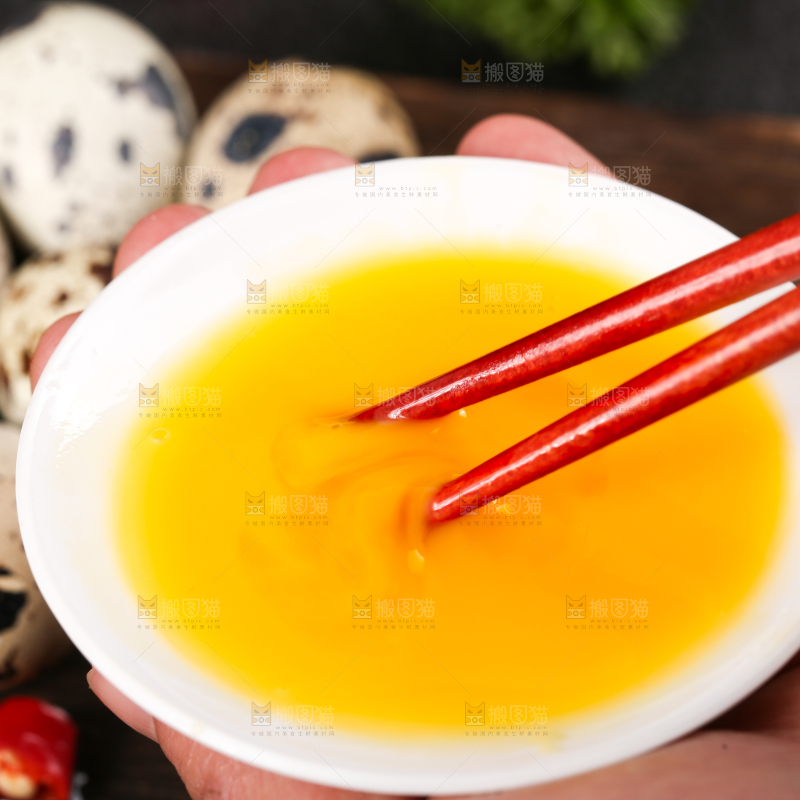 碟子里的鹌鹑蛋
