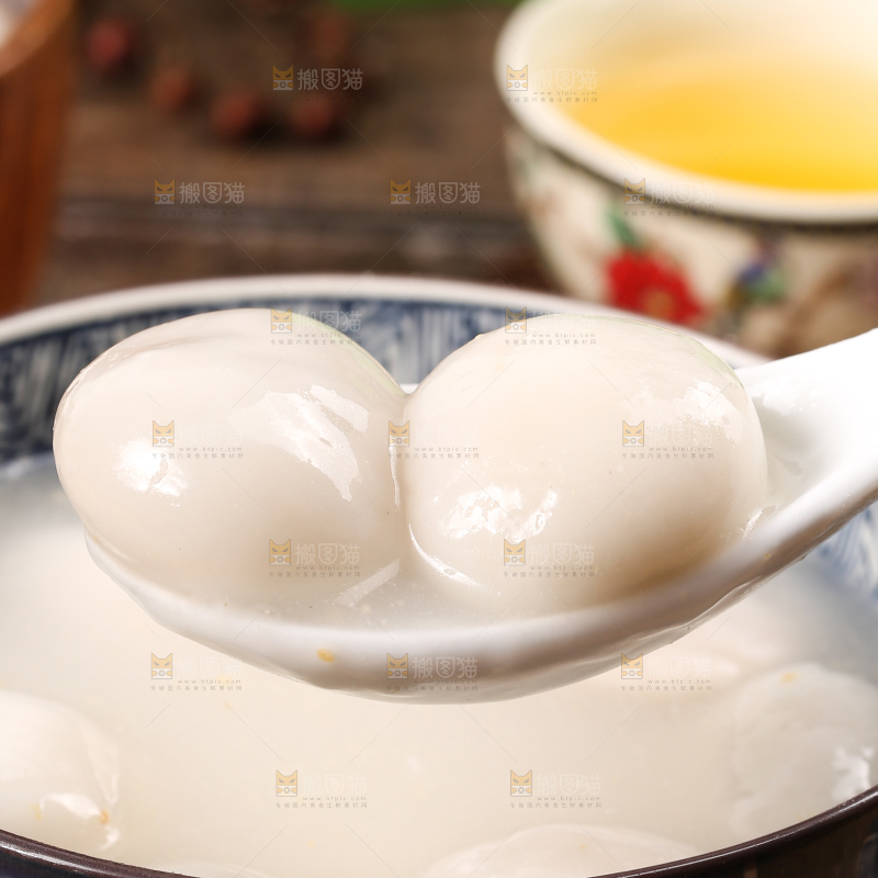 汤碗里放着汤圆