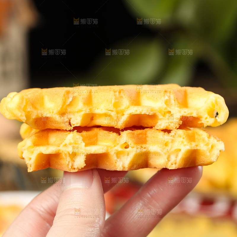 手拿华夫饼蛋糕