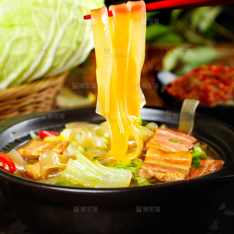 黑石板上放着一锅猪肉炖粉条
