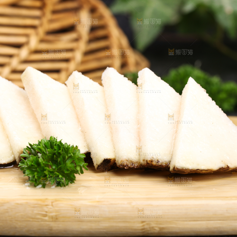 木底上摆放着魔芋