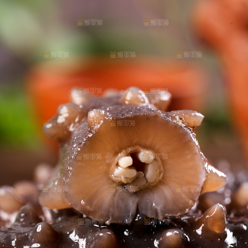 黑石板上放着切开的刺参