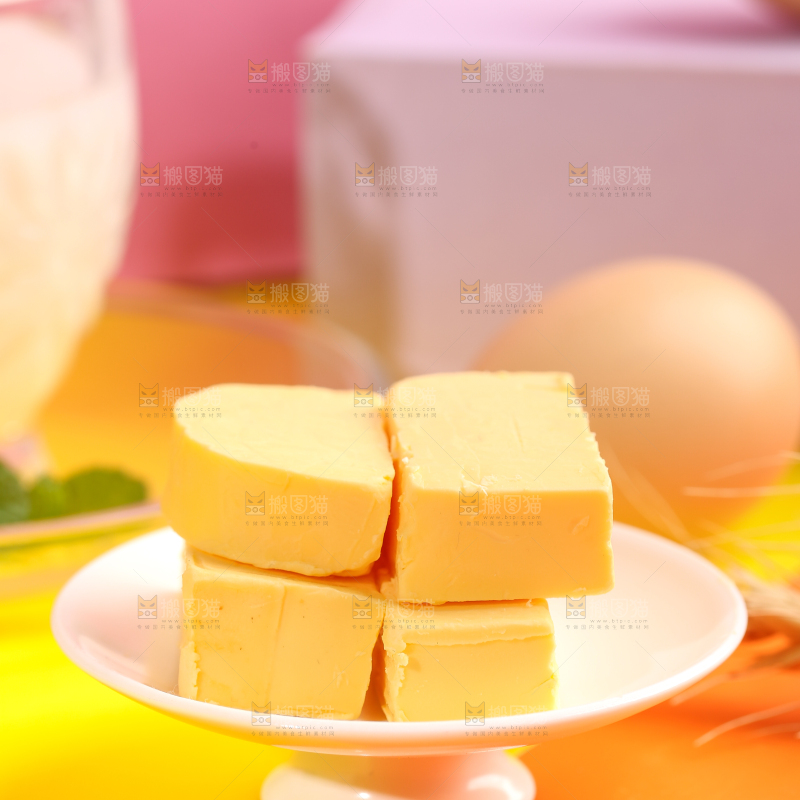 浅底上放着一碟黄油
