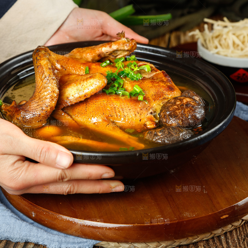 手端一碗香菇鸡汤