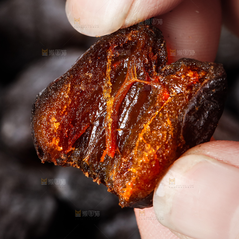 手拿掰开的黑枣