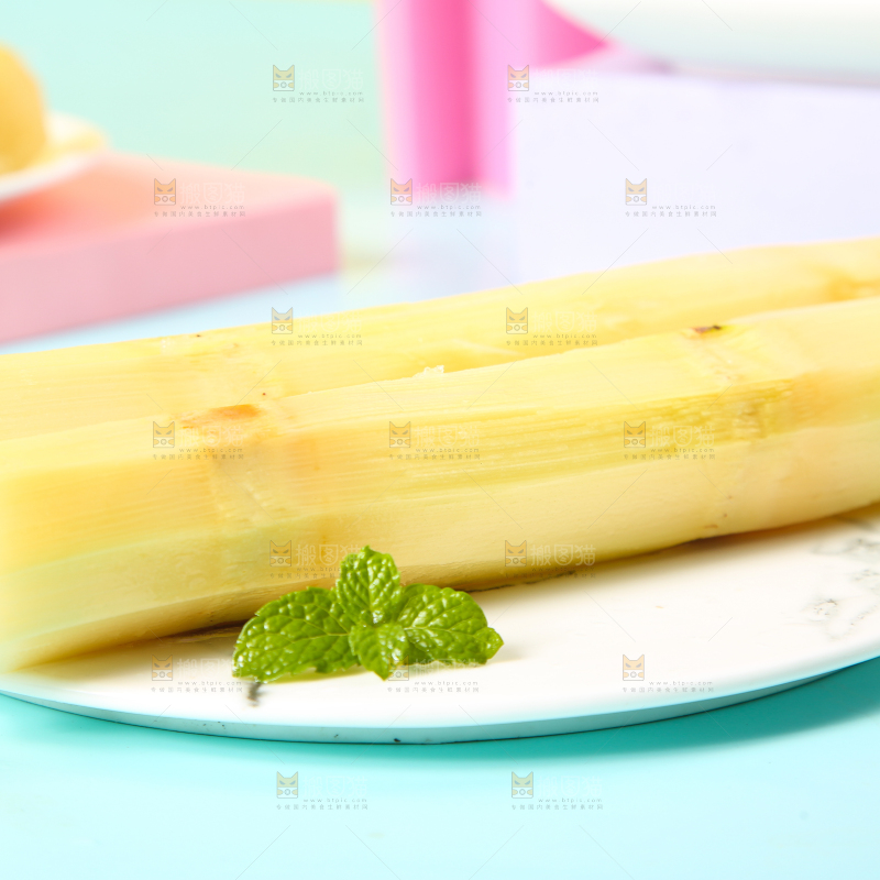 盘子里放着削皮的陶山甘蔗