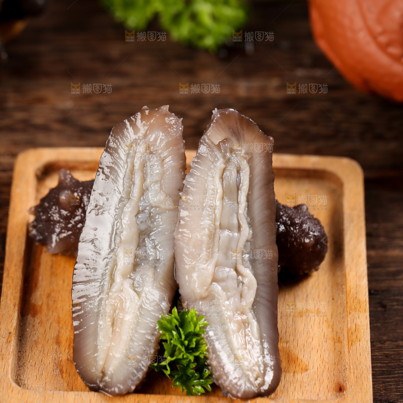 木底上放着一盘海刺参