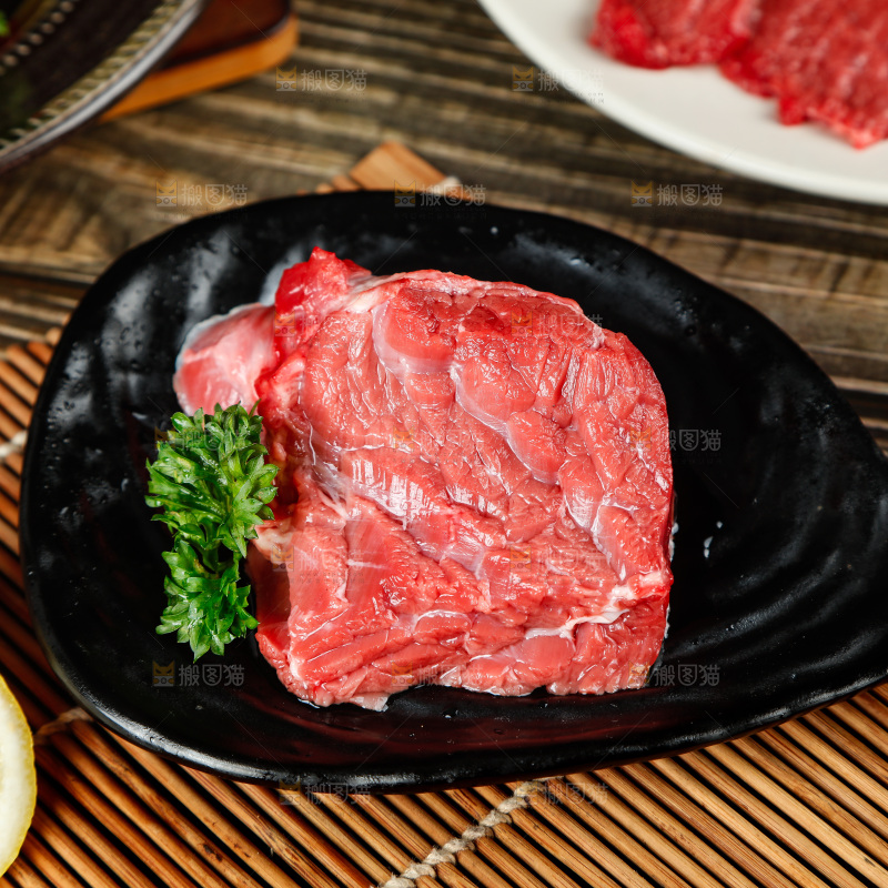 木底上放着一盘牛肉