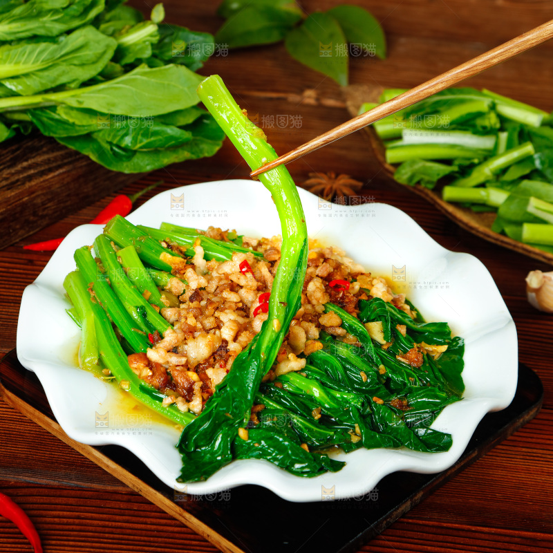 盘子里装着白灼广东菜心