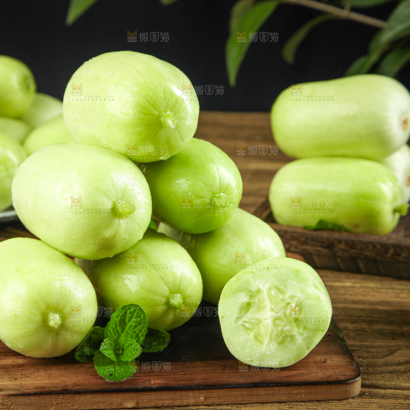 木底上摆放着小黄瓜