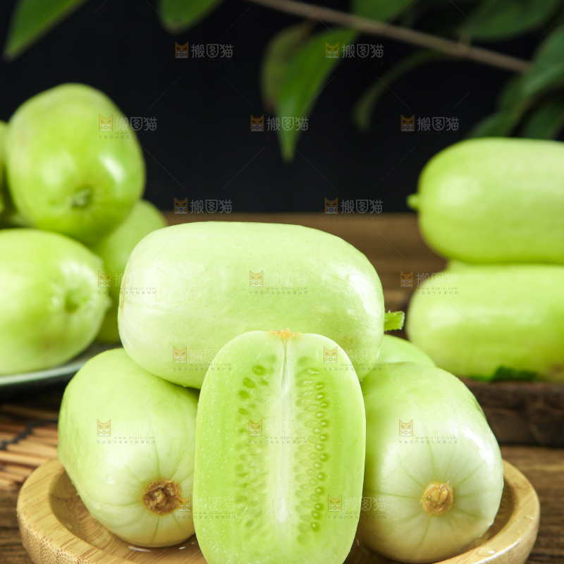 盘子里放着小黄瓜