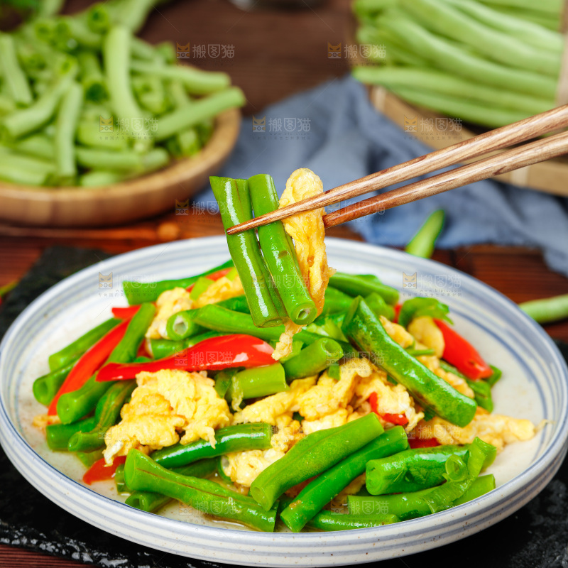 盘子里装着四季豆炒鸡蛋