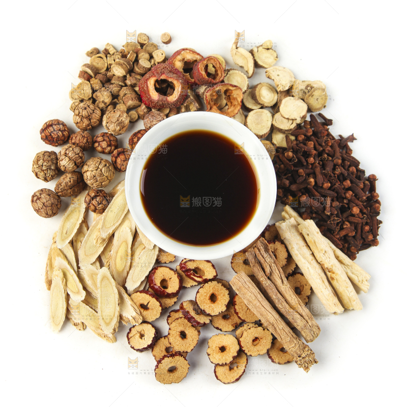白底上摆放着中药材混合