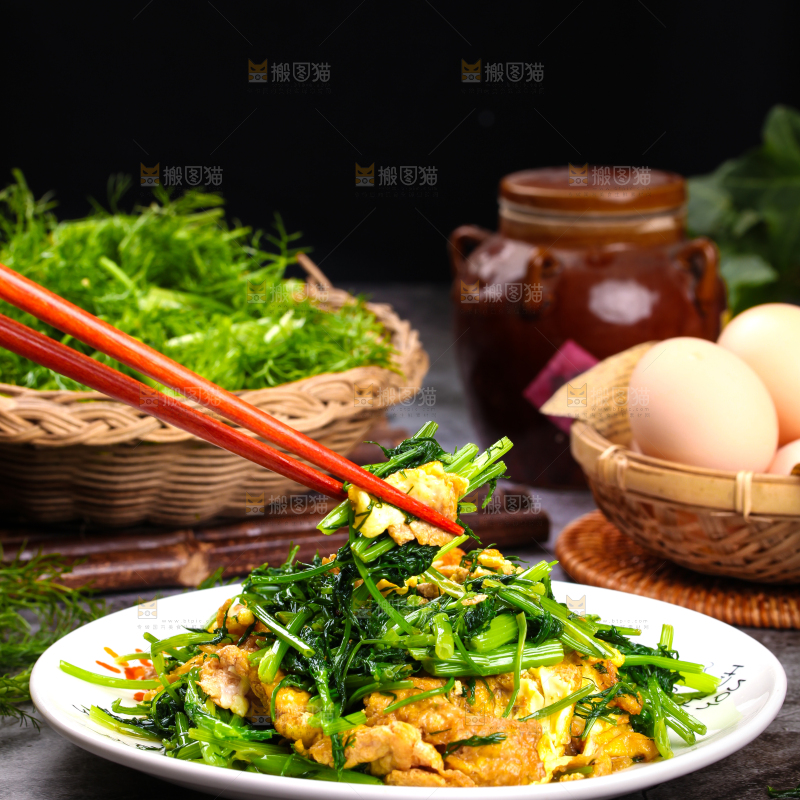 盘子里装着茴香炒鸡蛋