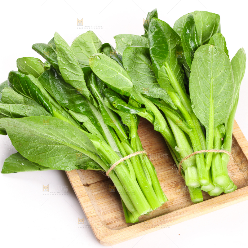 盘子里放着菜苔