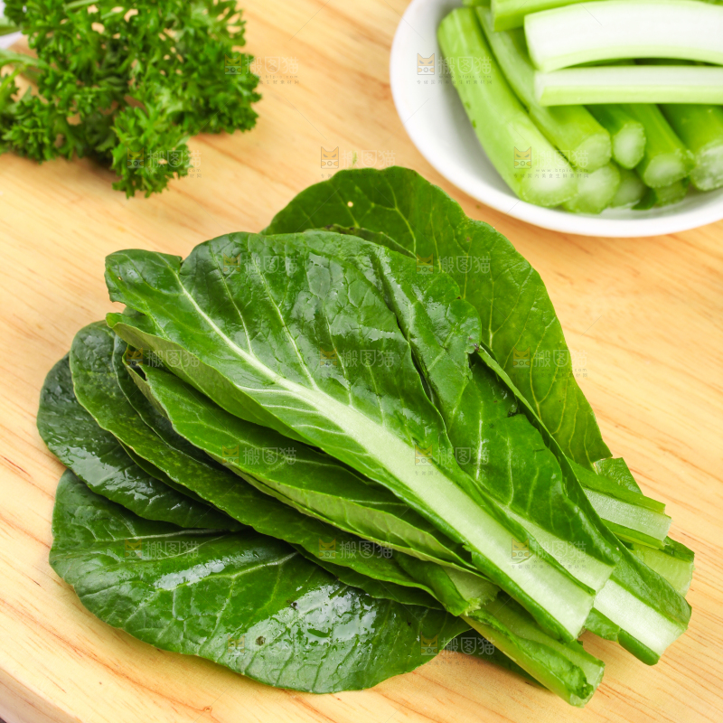 木板上放着菜苔