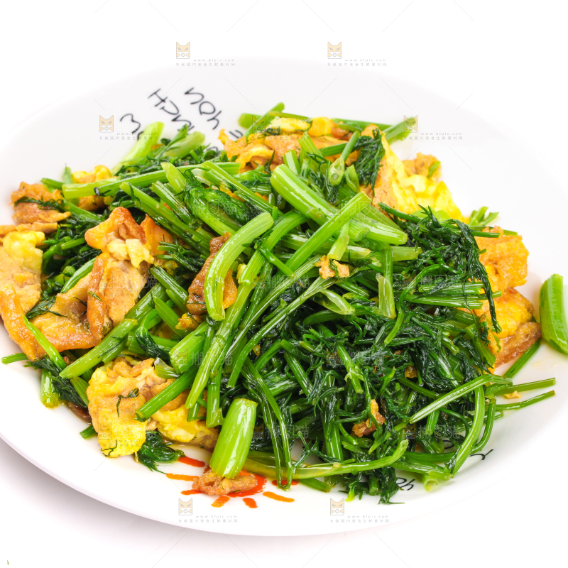 盘子里装着茴香炒鸡蛋