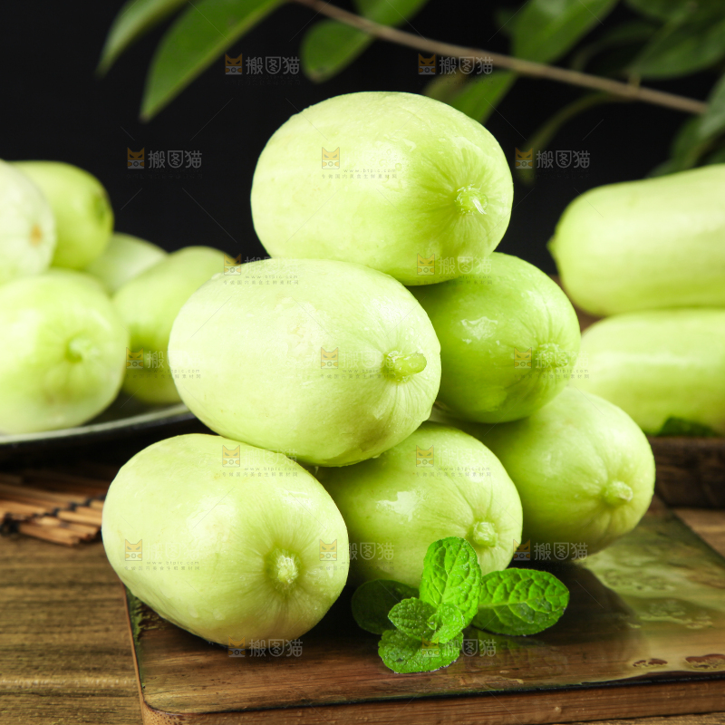 木底上摆放着小黄瓜
