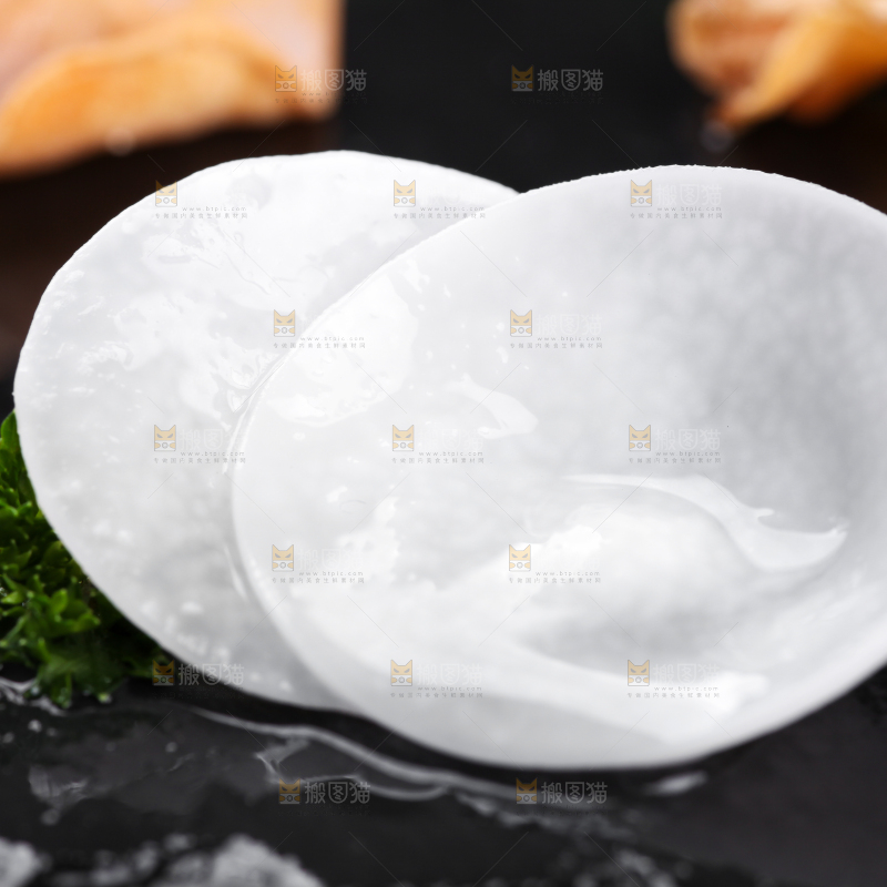 黑底上放着白木耳