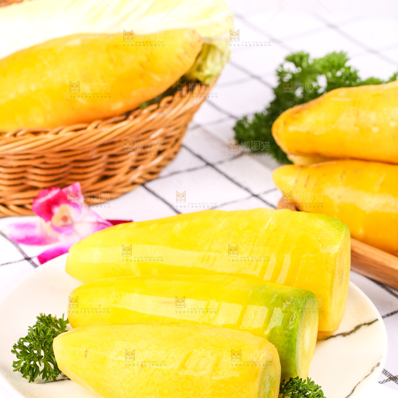 盘子里装着黄皮胡萝卜