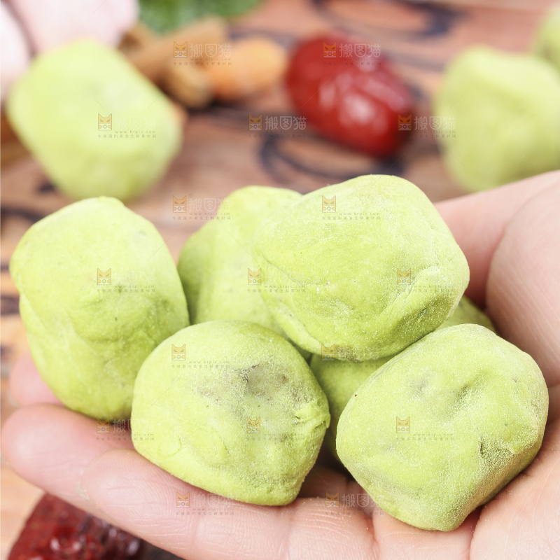手拿抹茶味奶枣