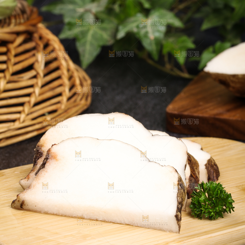 木底上摆放着魔芋