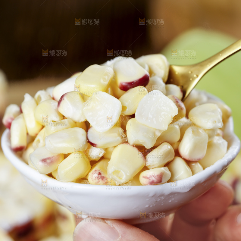 手拿一碟花糯玉米粒