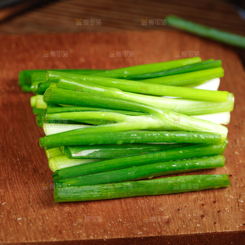 木底上摆放着小香葱