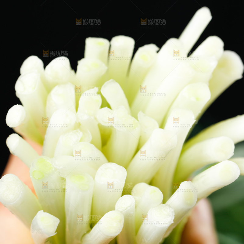 手里拿着小香葱