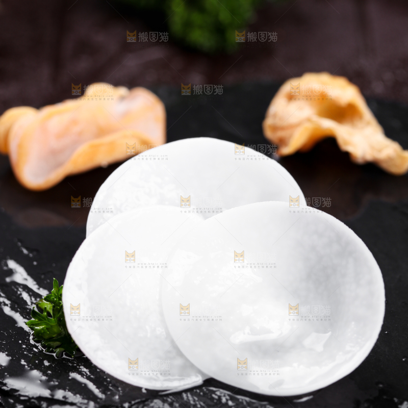 黑底上放着白木耳
