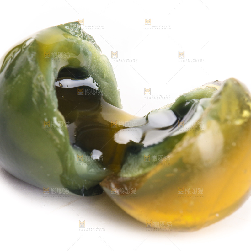 白底上放着新鲜鹌鹑皮蛋
