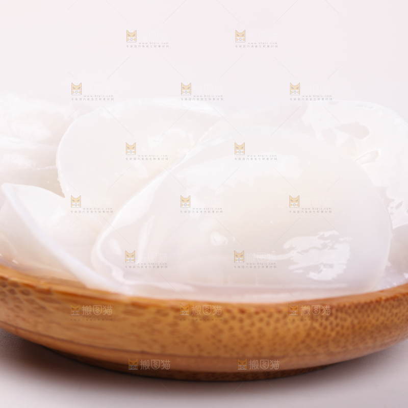 盘子里装着白木耳