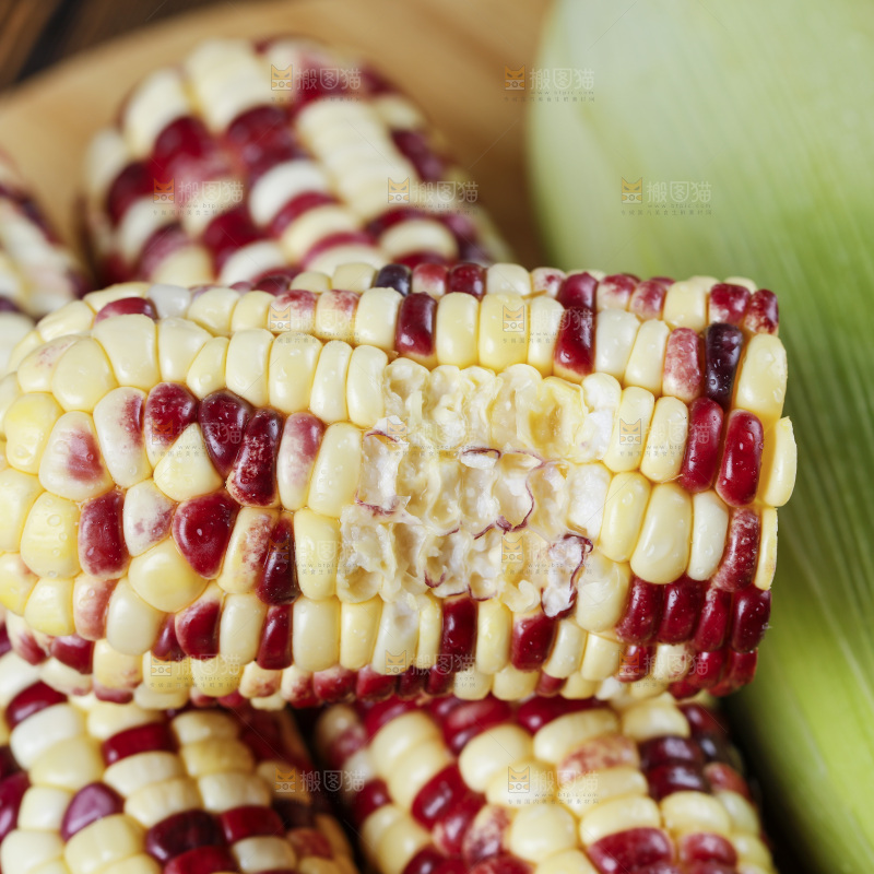 木底上放着花糯玉米