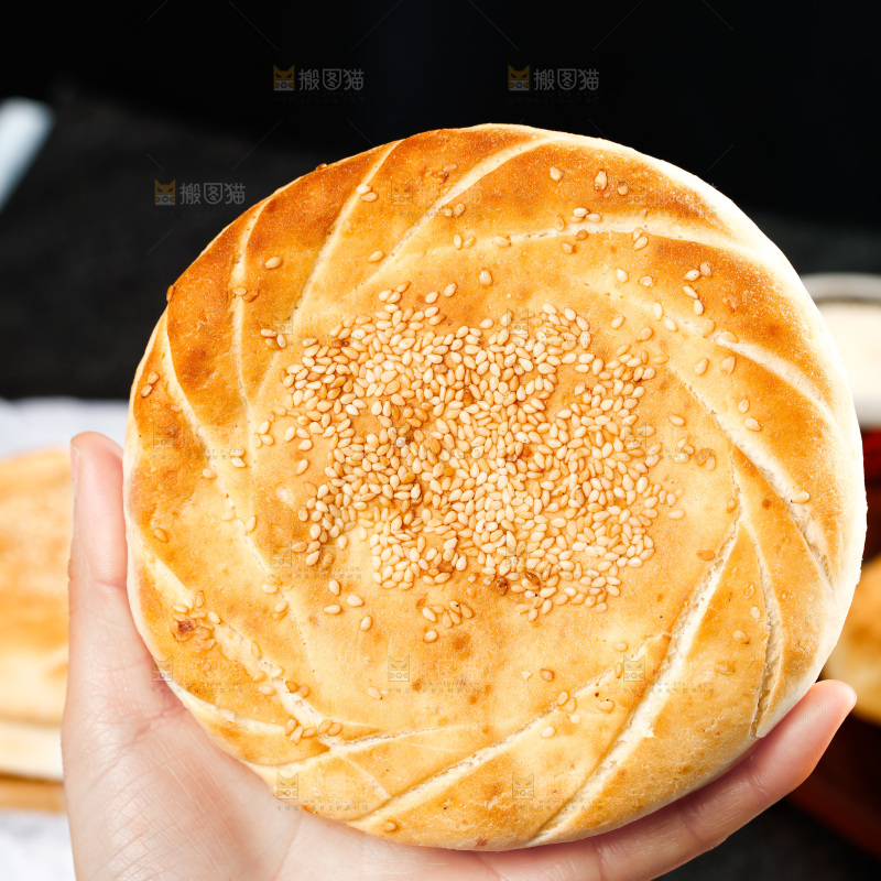 手里拿着吊炉烧饼