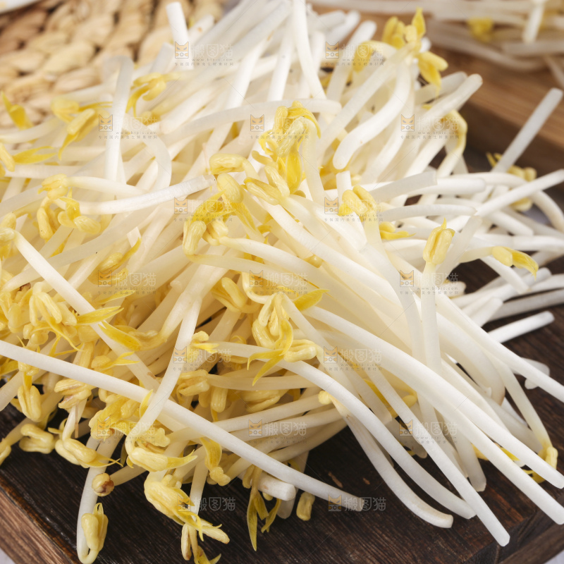 盘子里装着绿豆芽