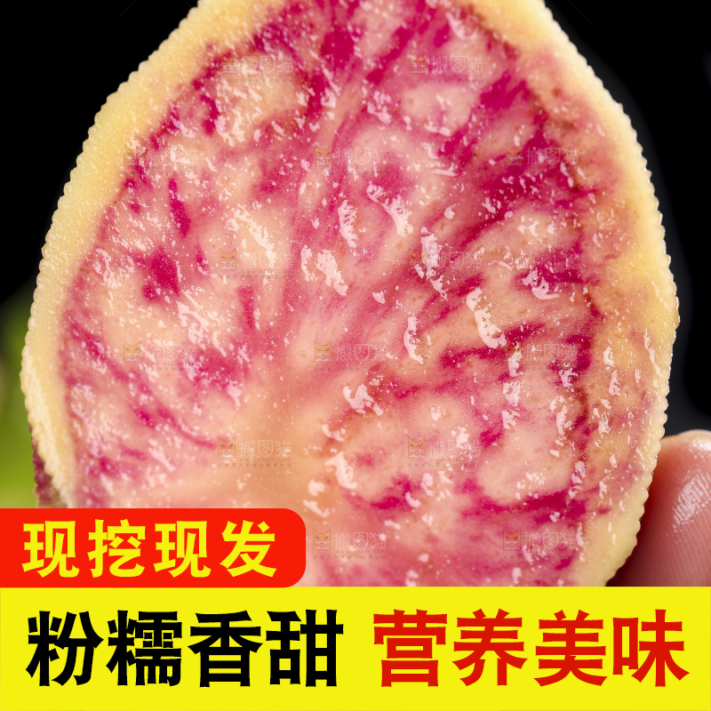 黑石板上的新鲜土豆