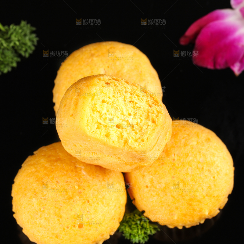黑石板上放着广式马拉糕