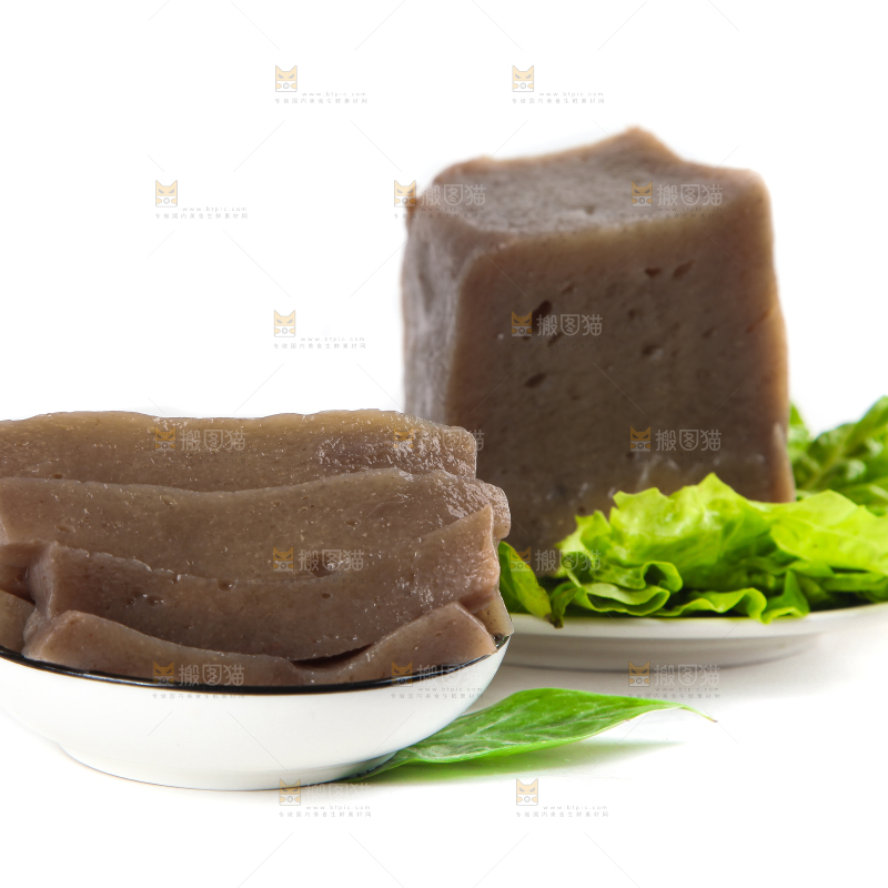 白底上放着一盘魔芋豆腐