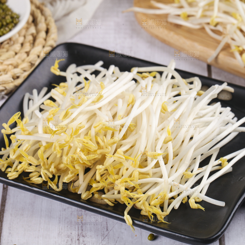盘子里装着绿豆芽