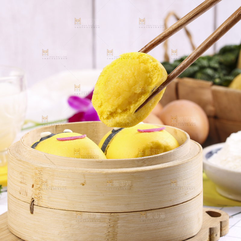 蒸笼里装着卡通小黄人包子